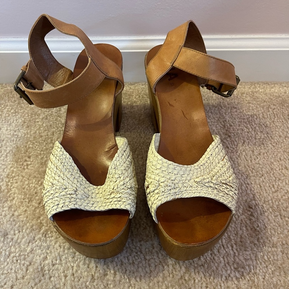 Urban Outfitters Tan Platform Sandals with White Crochet. Size 10.